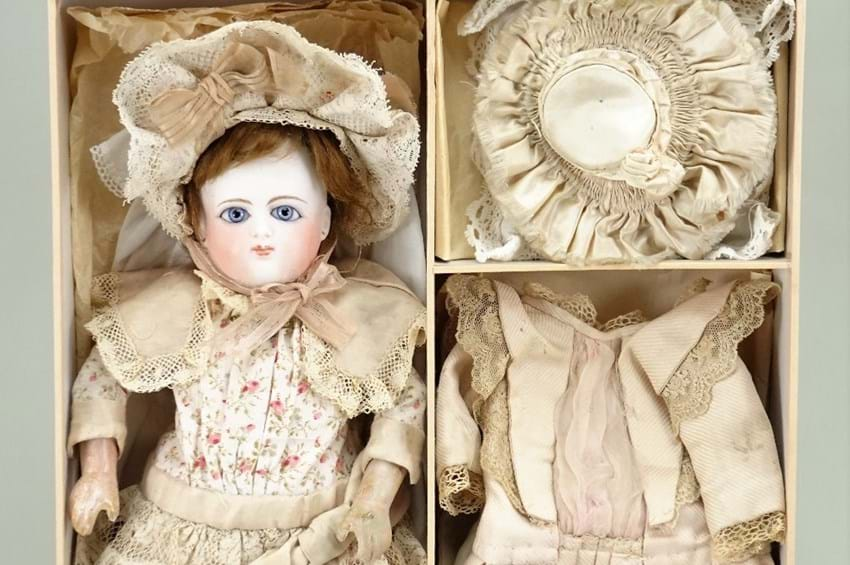 Fine Dolls, Dolls Houses, Juvenalia and Teddy Bears